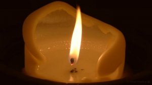 Виртуальная свеча: Крупный план горящей свечи с мягким потрескиванием | Full HD 50fps