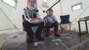 Настя и Соня на рыбалке. Наловили много крупной рыбы на мормышку и опарышем.