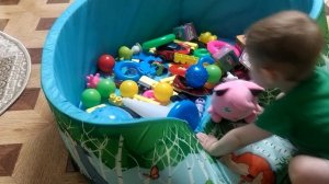 играть в игрушки с малышом