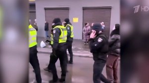 В Днепропетровске при попытке мобилизации мужчины двое военкомов получили ранения.