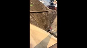 Строительство, разгрузка баржи с песком и щебнем