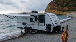 С очень высоким клиренсом. Внедорожный на 4 спальных места прицеп автодом Winnebago 2108DS