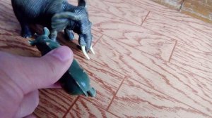 Слон сражается с носорогом за свою территорию. Очень интересный видос.