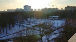 Утро 7 марта. Летит самолет оставляющий след.