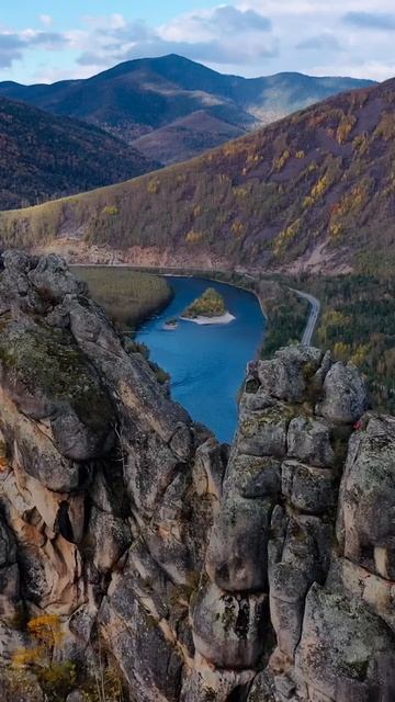 Скалы Надге в Хабаровском крае взмывают над рекой Анюй