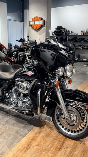 2009 HD Electra Glide 96 ABS Vivid Black 24K (VIN *5HD*6273)