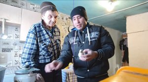 ФЕДЯ СНОВА ПРОПИЛ НОВЫЙ ТЕЛЕФОН . СЫН ВЧЕРА ПРИНЁС ЕГО ПАПЕ .