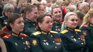 Женщины-защитницы сегодня в парадной форме на большом концерте в центре Москвы.
