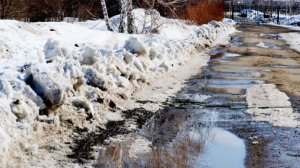 Как обычно снег тает вместе с асфальтом