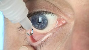 Офтальмолог объяснила опасность использования капель для глаз