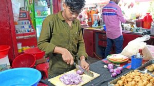 Молниеносно быстрый и талантливый молодой мастер по приготовлению уличной еды!