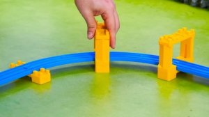 Поезда! Детская огромная железная дорога! Давай играть вместе!