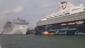🚢🇪🇸 Испания, Барселона: порт, лодки и круизный лайнер TUI