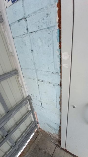 Не открывается с первого раза дверь подьезда. 7 марта.