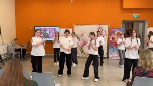 Дарите девушкам цветы!