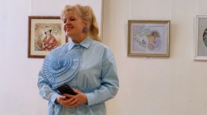 Выступаю на открытии выставки " Лики.Женские порттреты" в картинной галерее " Мирас".