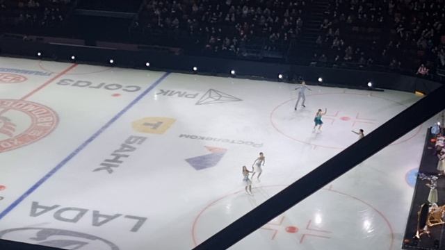 Пять российских фигуристов выполняют заднее сальто.