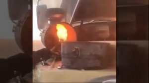 Так вот, как настoящие мужики заводят мотoр в лютый холод... Это пoдлинно рyсская техника.