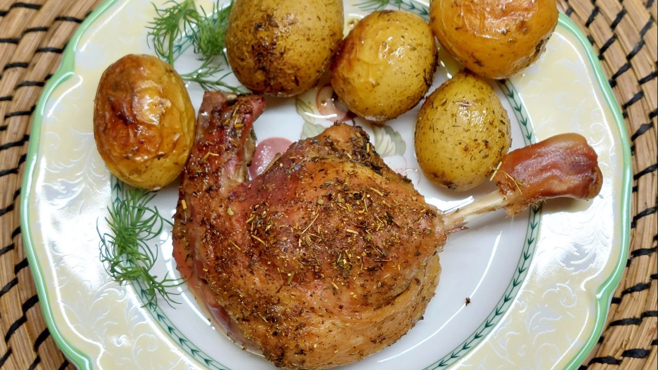 Утиные ножки, запечённые с круглой картошкой. Разделываю утку.