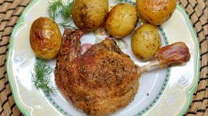 Утиные ножки, запечённые с круглой картошкой. Разделываю утку.