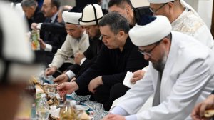 Садыр Жапаров совершил намаз и провел ифтар в Центральной мечети Бишкека