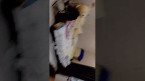 Я со своей сестрой в коридоре