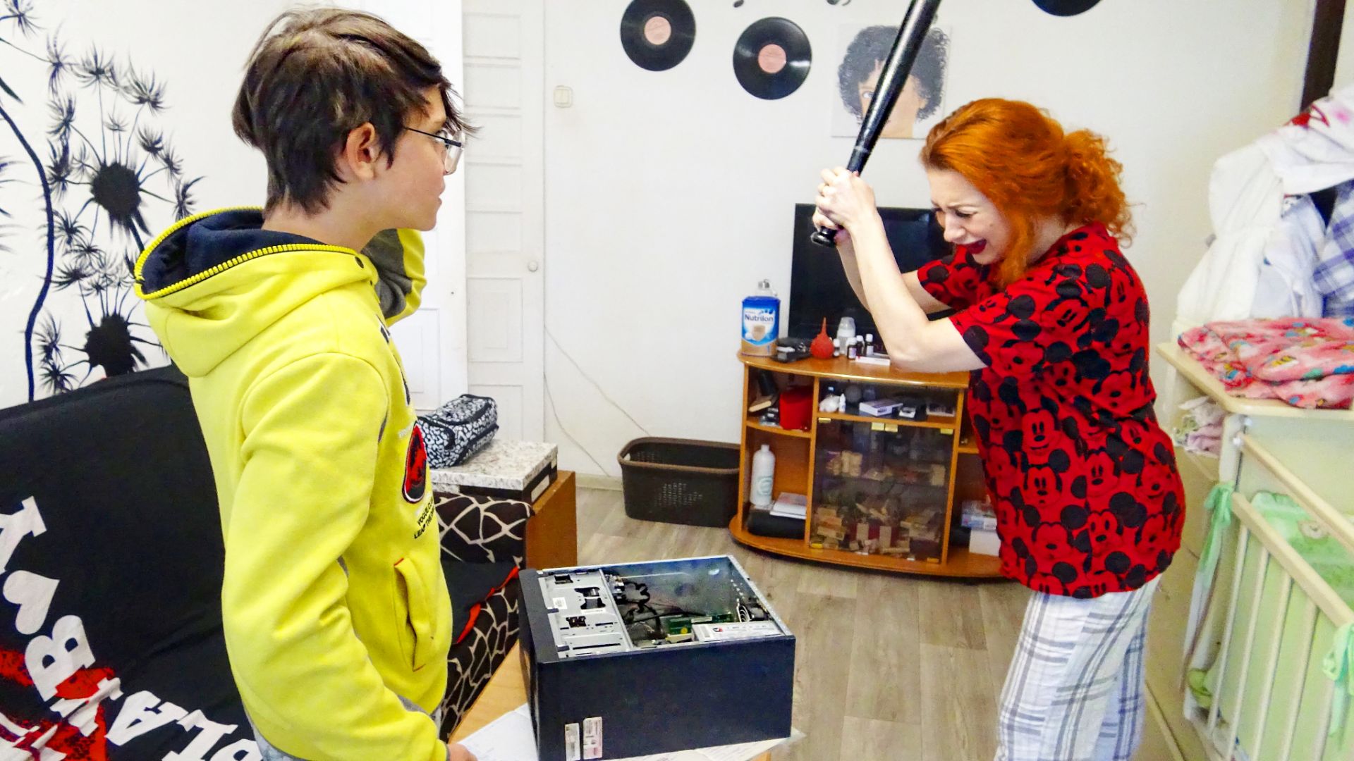 МАТЬ РАЗБИВАЕТ БИТОЙ КОМПЬЮТЕР СЫНУ В РЕАЛЬНОЙ ЖИЗНИ ИЗ-ЗА МАЙНКРАФТ!