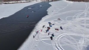Рыбаки устроили опасные покатушки на снегоходах по воде