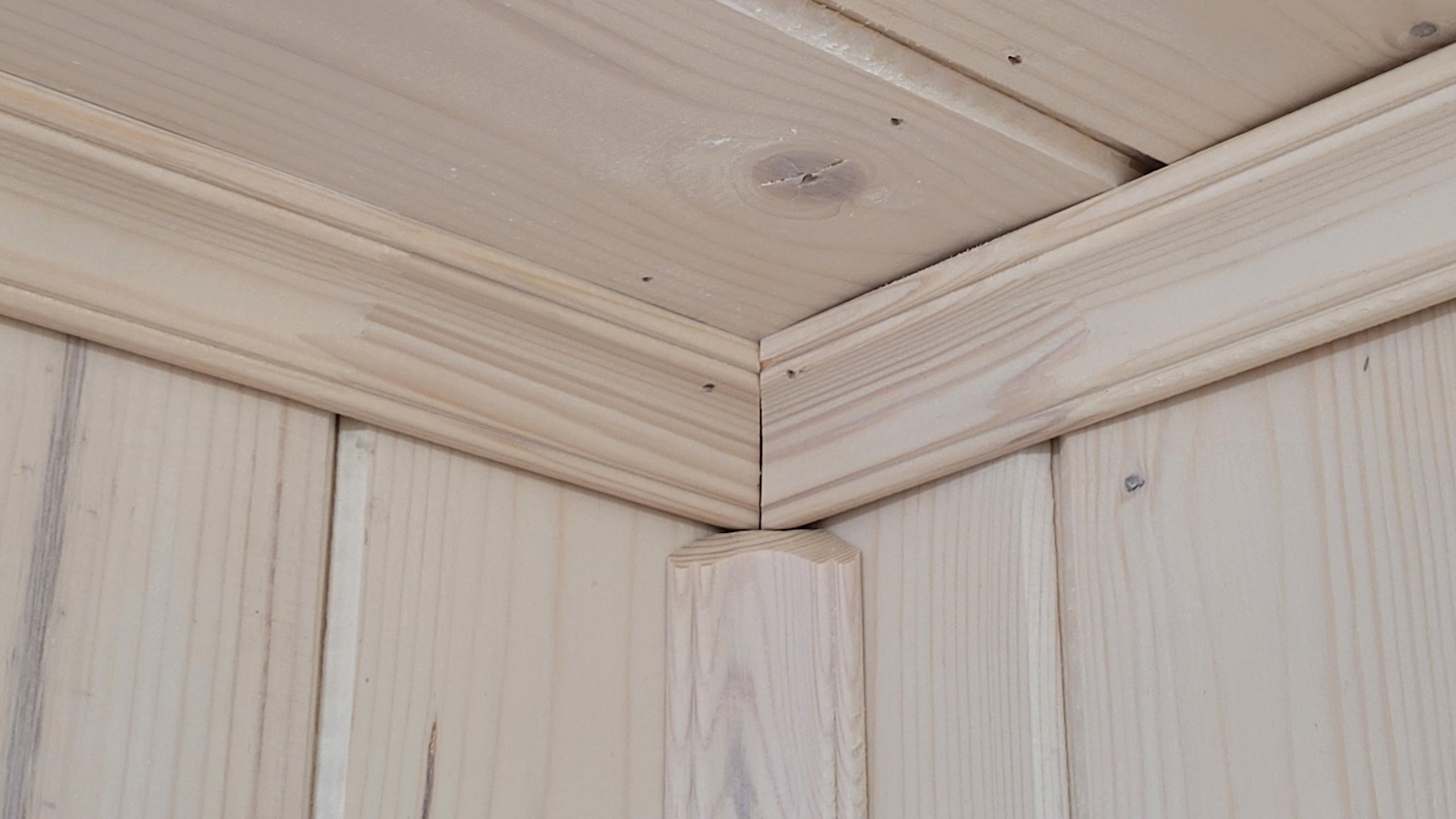 Как Запилить Внутренний угол потолочного плинтуса.