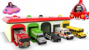 Пинки и Панда весело играют с машинками на парковке