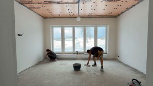 Начали укладывать плитку в спальне. Делаем ремонт в доме своими руками. Сроим дом в деревне.