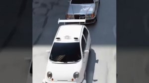 Матиз в роли главного героя Такси. Да, тяжко там пассажирам на задней скамейке))