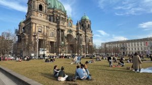 Берлин Германия 2026 Прогулка в летнюю субботу посреди февраля