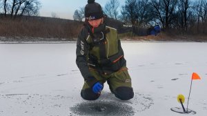 ВОТ ЭТО МОНСТР! НА ЖЕРЛИЦЫ И БАЛАНСИР. Первый лед 2025-26. Зимняя рыбалка.