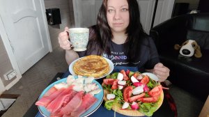 Мукбанг Овсяноблин с тунцом и осетриной, овощи, зелень, кофе. Лучший завтрак!