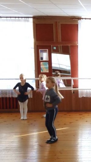 На полянке зайки танцевали.