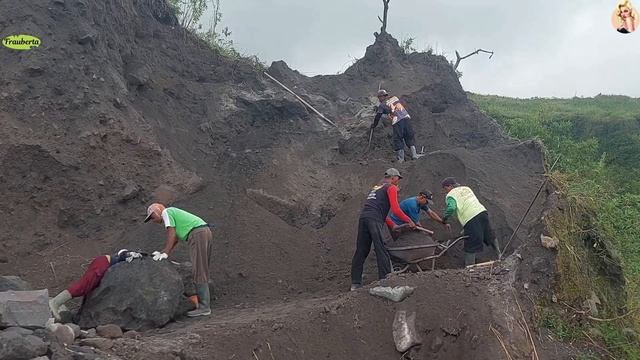 Строительство. ручная заготовка песка в карьере