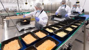 Как Производят МИЛЛИОНЫ Готовых Блюд в День Шокирующий Процесс на Заводе! 🔥