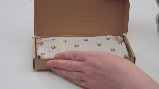 Кисти косметические с подарочком ролик для чистки одежды зеркало настольное двустороннее