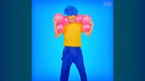 Песенка для детей . Веселая песня для малышей . Мальчик танцует и поет .