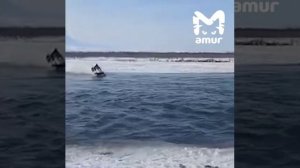 Рыбаки устроили опасные покатушки на снегоходах по воде (2)