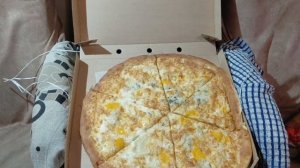 Четыре пиццы. День рождения. Вкусный торт.