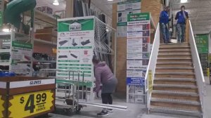 Сельчанка в Америке / МУЖ ОТПРАВИЛ В МАГАЗИН ЗА СТРОЙМАТЕРИАЛОМ