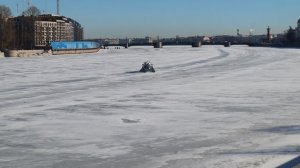 Как ни выйду на набережную - по льду несется катер на воздушной подушке. Суббота, 7 марта 2026 г