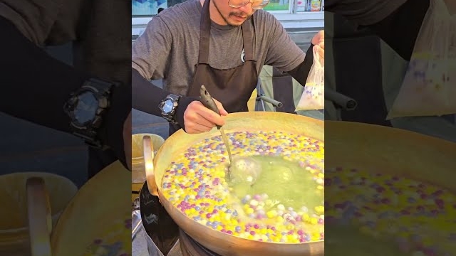 Сладкие шарики из клейкого риса с яичным кремом, рынок Минбури. Таиланд