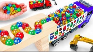 Мультики для детей и малышей. Грузим разноцветные шарики в  самосвалы.