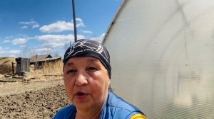 Неужели у вас нету мужчин соседей ,чтобы помочь?