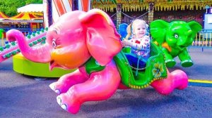 Настя ищет потерянные игрушки на детской площадке