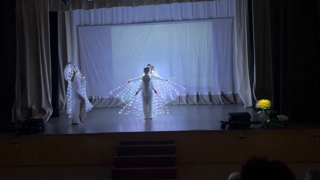 Танец со светящимися крыльями