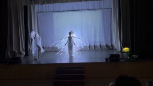 Танец со светящимися крыльями